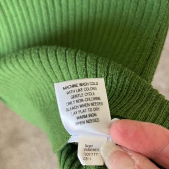 Chic Green Ribbed V-Neck Sweater - Picture 6 of 7